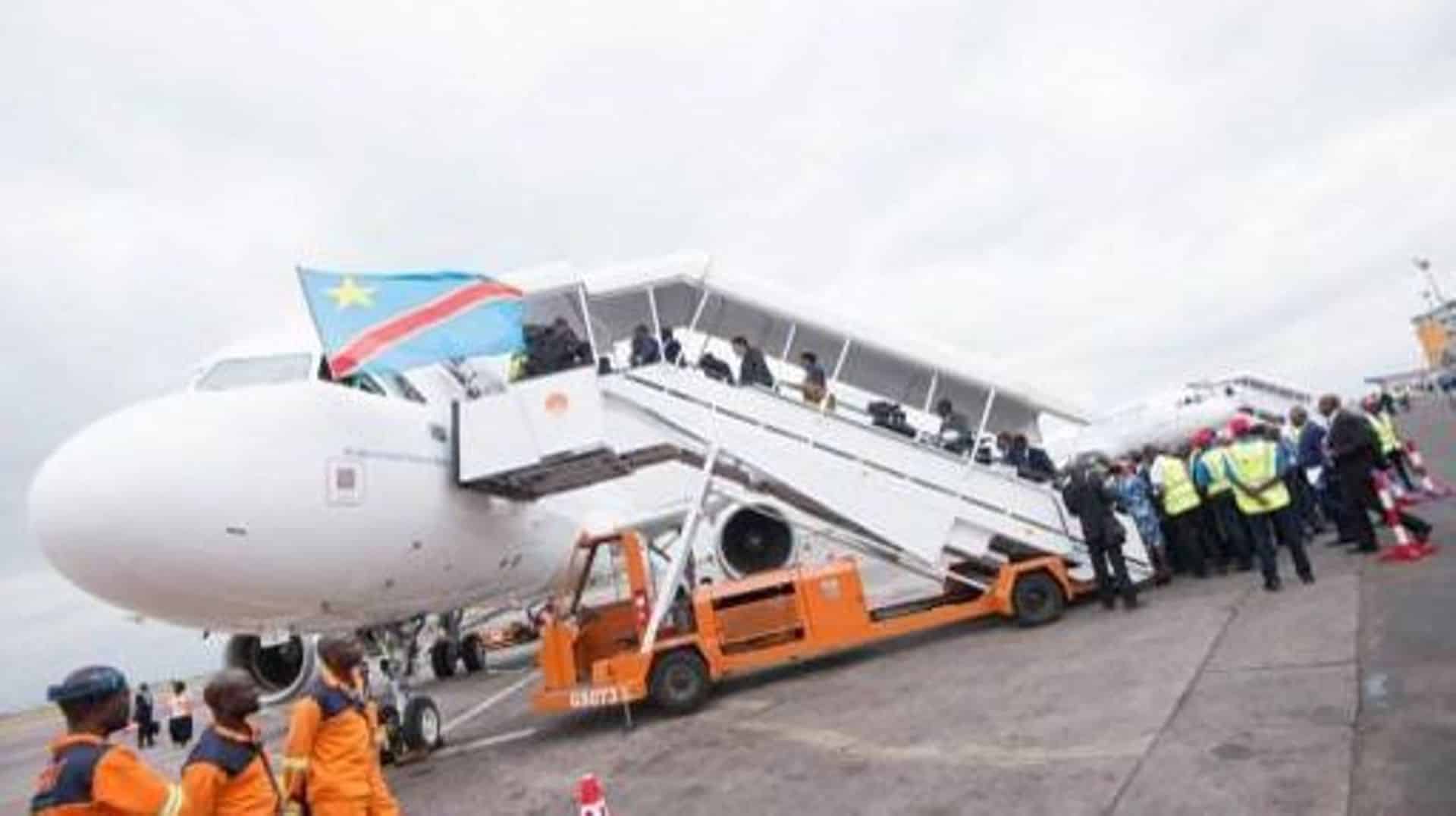 Des passagers embarquent sur le vol inaugural de Congo Airways le 9 octobre 2015 depuis l’aéroport international de Kinshasa.