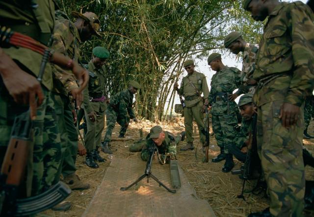 Un mercenaire serbe entrainant des éléments de l'armée zaïroise
